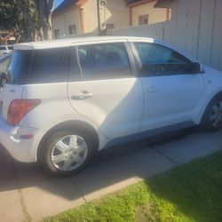 $2,200 Toyota Scion (2004) 