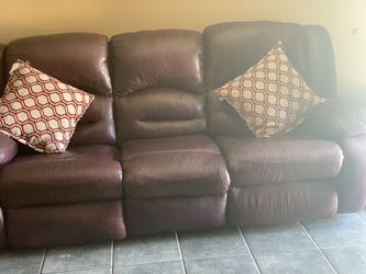 Sofa in good condition recliner sofa !
