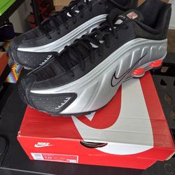 Nike Shox R4 Shoes Black Metallic Silver HQ1988-002 Men's Sizes 10 NEW