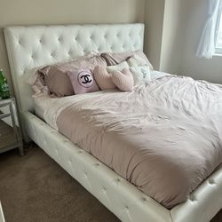 NEW KING SIZE WHITE TUFFED BED WITH CRYSTALS AND MATCHING BENCH 