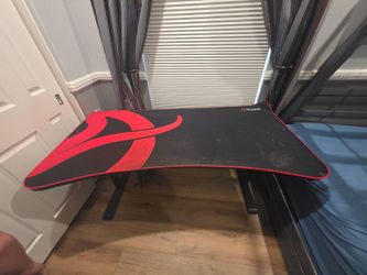 Arozzi Gaming Table looks brand new