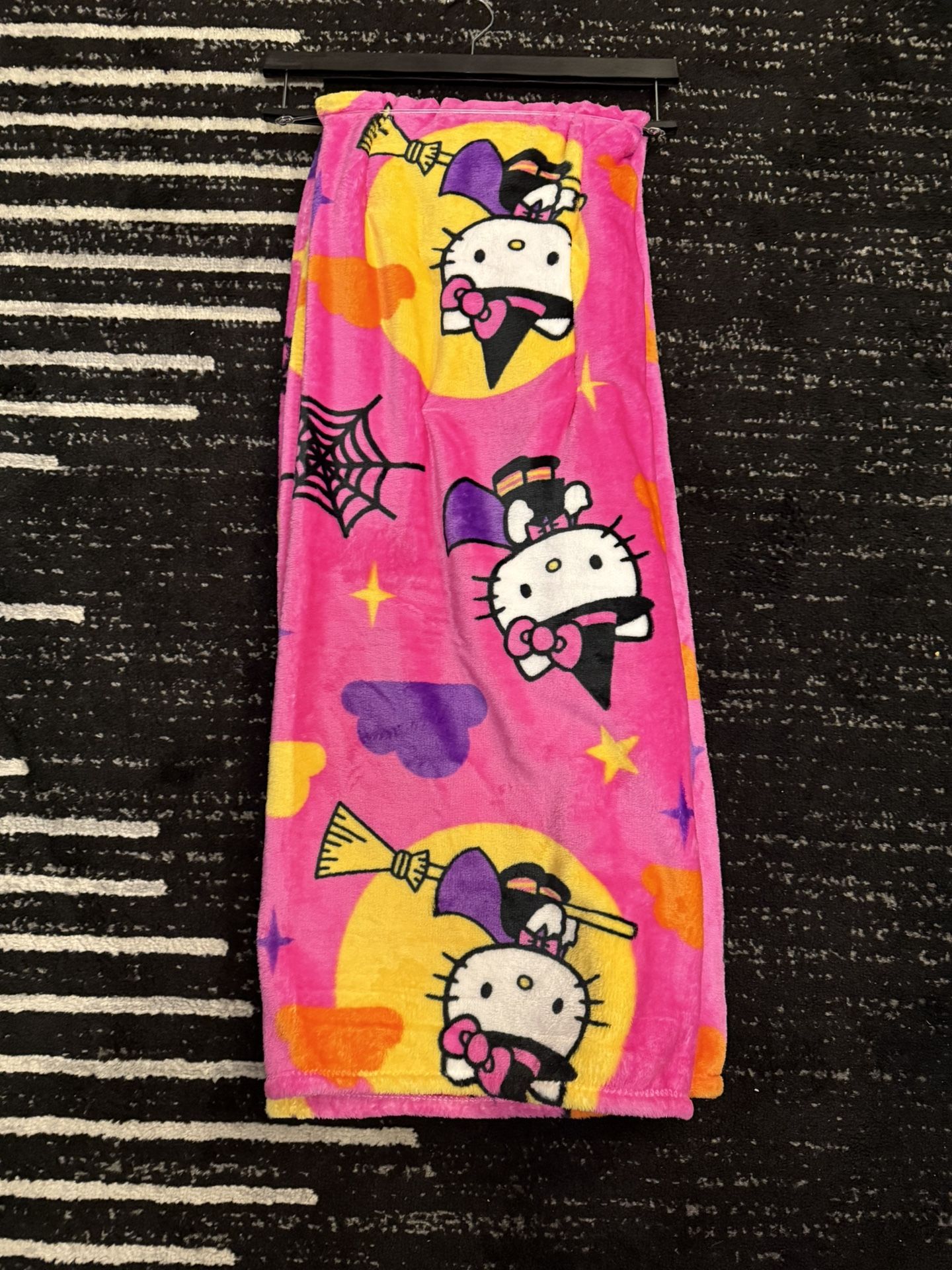 Hello Kitty Halloween Pumpkin Witch Sanrio Plush Throw Blanket 50in X 70in BNWT