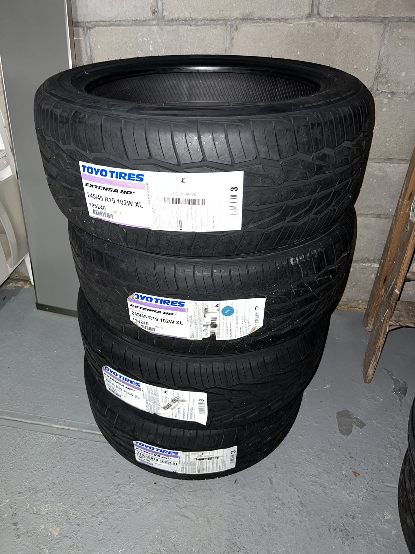 Brand New All Season Toyo Tires Extensa HP II 245/45R19