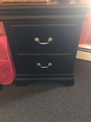 Photo KING HEADBOARD AND FOOTBOARD!!!! ONE PIECE OF THE HEADBOARD LEGS IS CRACKED BUT STILL CAN BE FIXED AND USED !!!!! LMK THANKS AGAIN FOR !! firm KING H