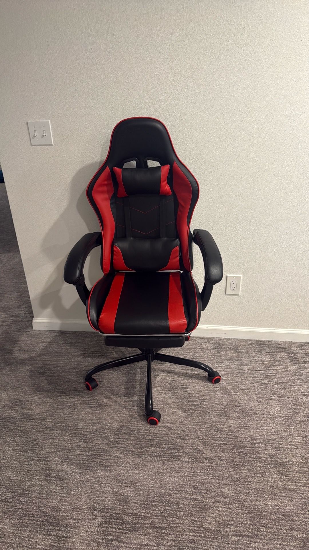 Gaming chair brand new never used has leg rest under the chair
