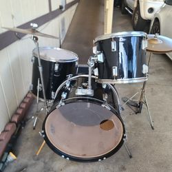 Bateria DRUMS 4 Piece Drum Set Complete w Bass Pedal, Cymbal & Hi-Hats, Hardware, 2 Pair of Sticks and a Drum Tuning Key 🔑  $190.00 O.B.O.