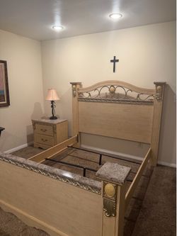 Queen Bedroom Set – Headboard/Footboard, Dresser, Mirror & Nightstand – $425 OBO