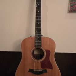 Taylor 210e-G Guitar
