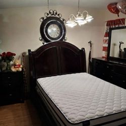 Recámara Queen completa incluye cama peinador buró box y colchón pura madera en muy buena condicion 