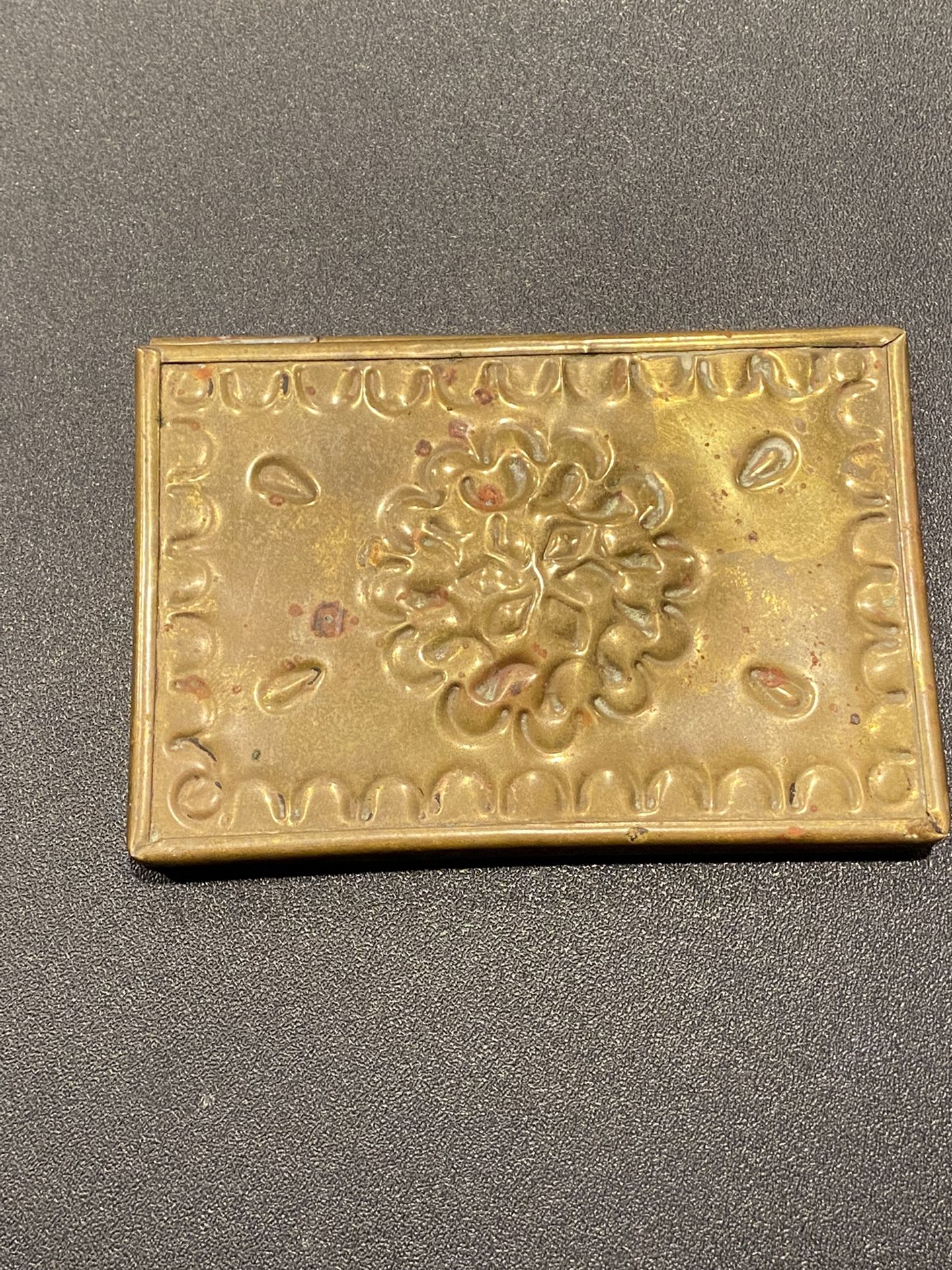 Vintage/antique double mirrored compact. Measures 3 5/8” x 2 1/2” when closed and 4 7/8” x 3 5/8” when open