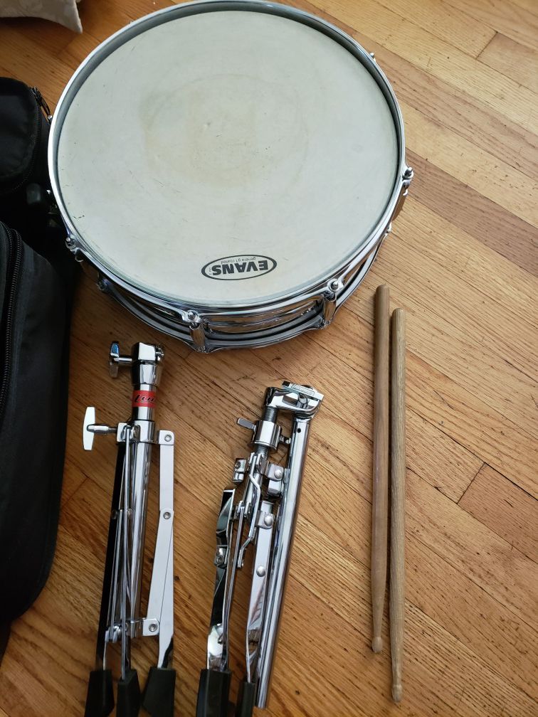 Snare Drum, base stand, sticks and carry bag