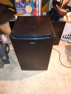 Galanz black mini fridge