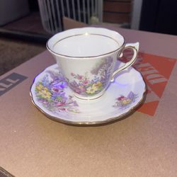 Lovely VTG  COLCLOUGH ENGLISH BONE CHINA FLORAL CUP & SAUCER SET, 6579