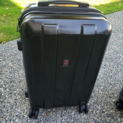 "New" SWISSGEAR Ridge Hardside Expandable Carry-On Luggage with Spinner Wheels, TSA Lock and USB, Black  Paid $190  Selling For Half Off 