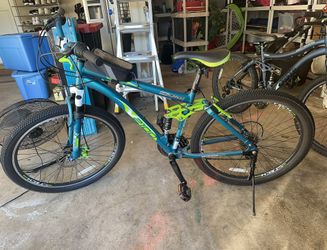 pending Sale Genesis 26 V2100 Women s Mountain Bike Teal for Sale in Lacey WA OfferUp