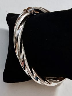 Sterling Jewelry.  BEAUTIFUL STERLING BANGLE BRACELET. LIKE NEW!