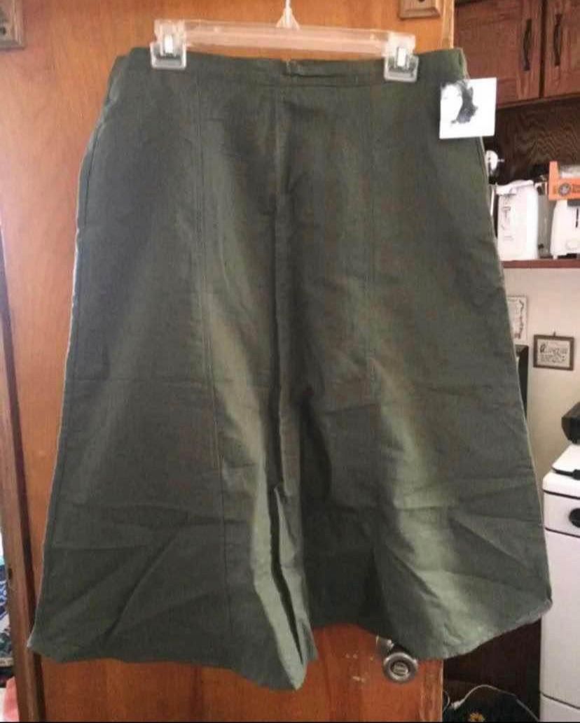 Jaclyn Smith long green skirt