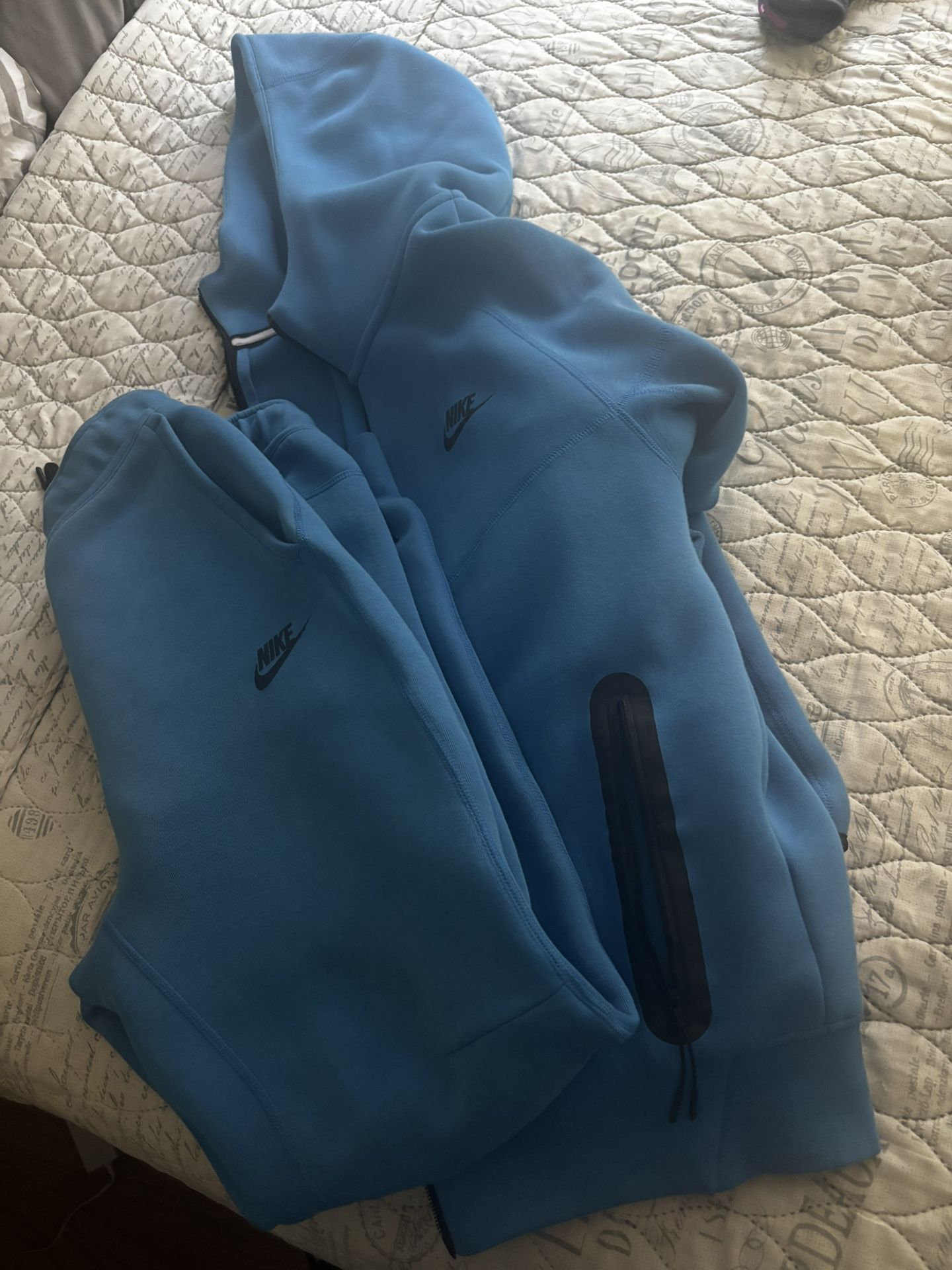 BLUE NIKE TECH SMALL