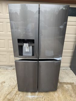 LG Refrigerator In Good Condition. Free Delivery And Installation