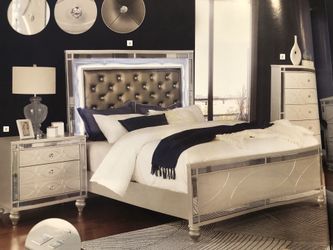 Glamorous Silver Bedroom Set w/Usb and Leds