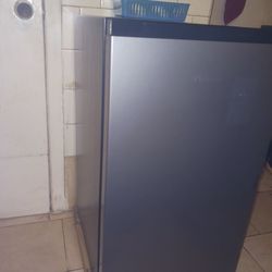 Hisense 4.4 cu mini refrigerator