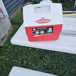 IGLOO 2 GALLON  WATER AND PLAYMATE 7QUART COOLER IN EXCELLANT CONDITION