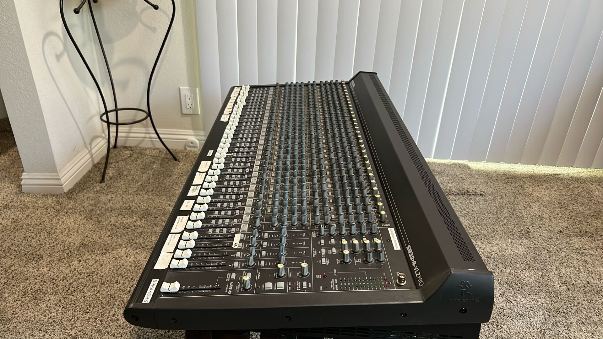 Mackie SR32.4 VLZ Pro 32-Channel Mixer - Excellent Confition.