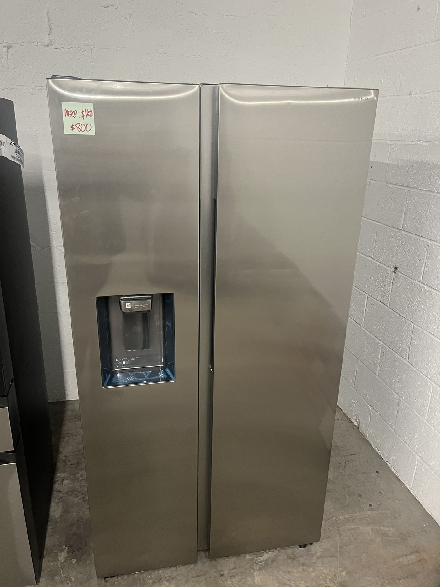 ✔️ New Samsung side by side refrigerator (scratch/dent hard to show on pic) 