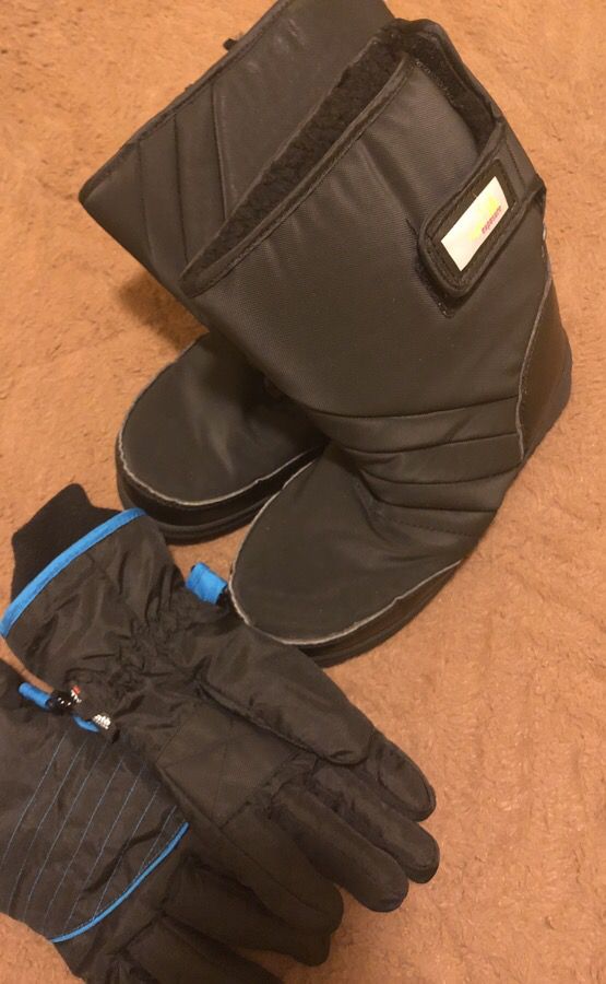 Snow boots size 6 for boys , comes with gloves too