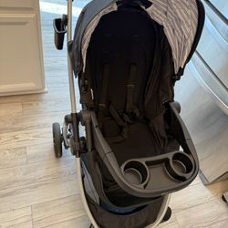 Graco Travel system/ car seat. (Britton)