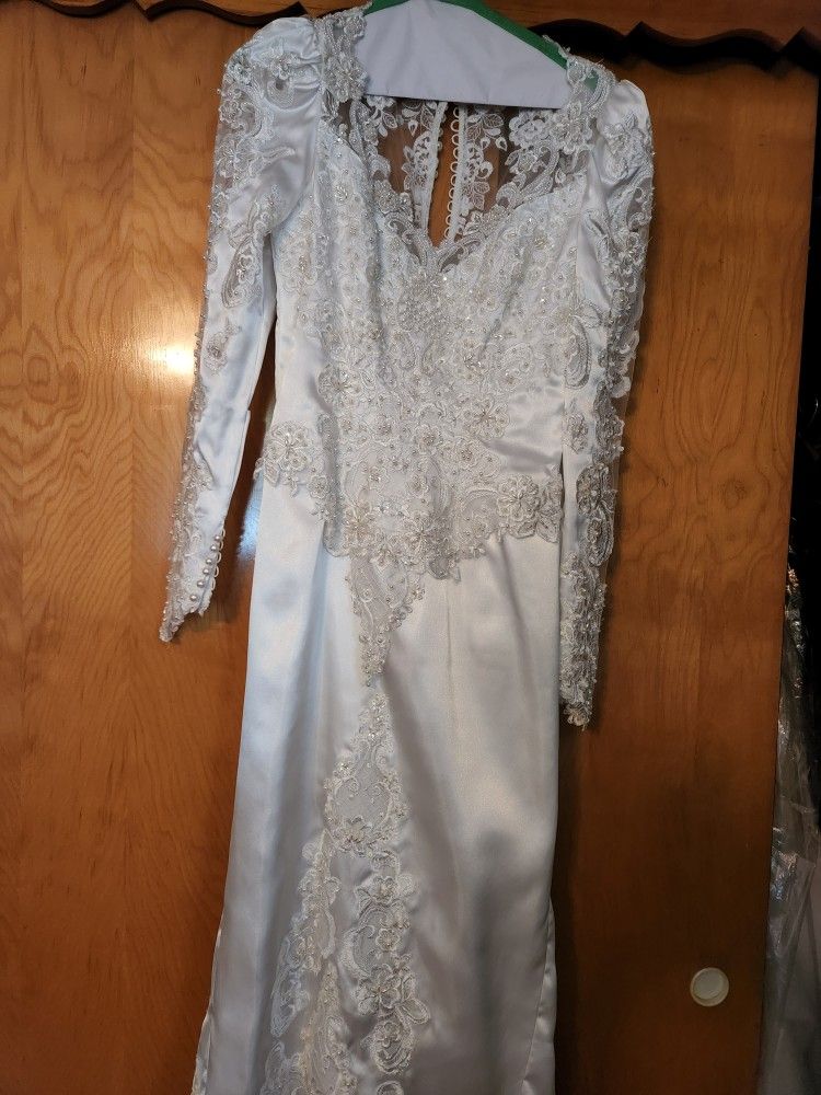 Fitted Wedding Dress Size 8. 