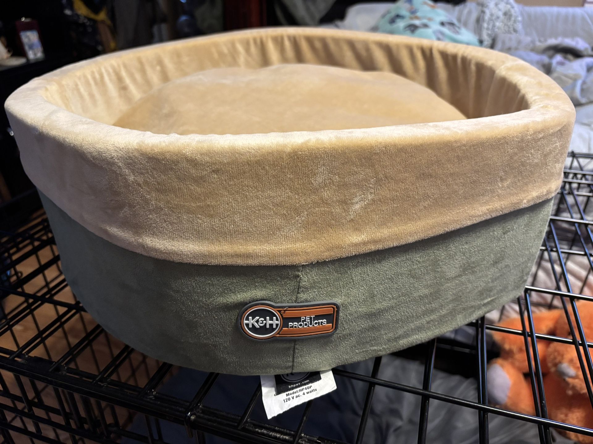 Medium round dog bed. Tan and olive green dog bed. Unzips to clean. Never used. Pet bed