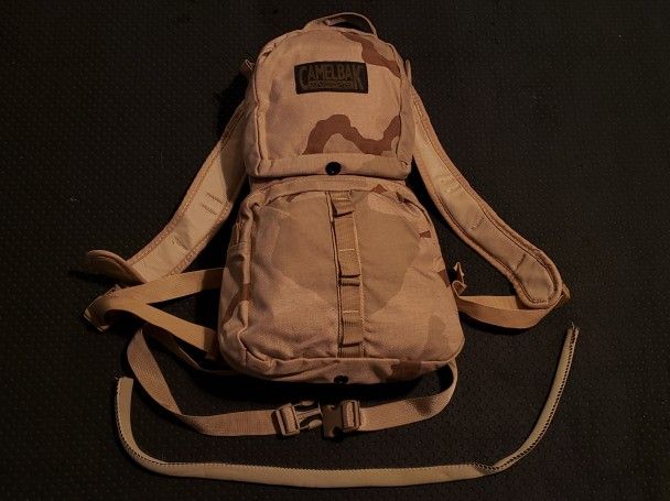 CAMELBAK MAXIMUM GEAR VINTAGE DCU ASSAULT PACK DESERT CAMO TRI-COLOR CAMOUFLAGE M.U.L.E. HYDRATION PACK AND CAMELBAK HYDRATION SYSTEM WATER BLADDER