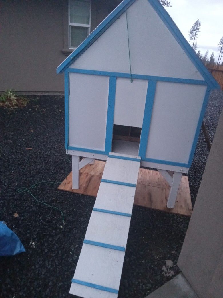 Chicken Coop W/8 Nesting Boxes