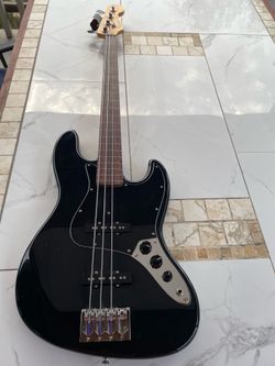 2020 Fender USA Made Fretless Jazz Bass  Guitar In Mint Condition 1 String missing