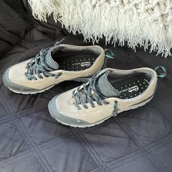 Clark Sneaker Size 9 Woman’s