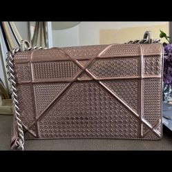 A medium-sized zipper bag