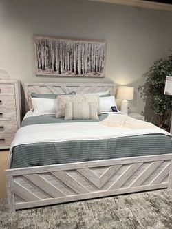 Brand New Charmingly Design, white wash finish Queen Bedroom Set