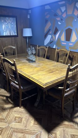 Solid Oak Dining Room Table with 6 chairs
