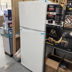 Element Top Freezer Refrigerator 17.6 Cubic Feet - Icemaker Ready (We Carry Icemakers)