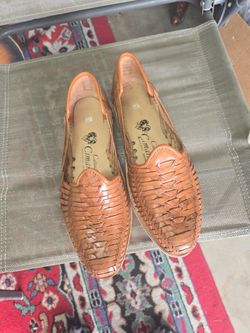 This is a pair of Calzado Cimarrón Mexican huaraches made of 100% leather. 