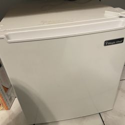 WHITE MINI FRIDGE MAGIC CHEF BRAND