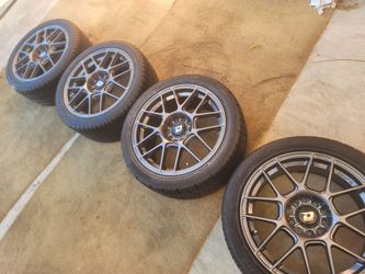Wheel 17 5 Lugs Universal 5x114.3 and 5x120 Like new