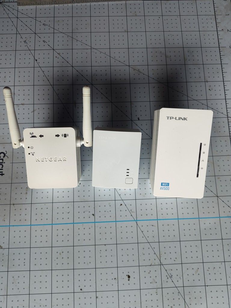 $20 Firm, Yes, It's Available. 3 Wifi Range Extender Bundle, Netgear Wn3000rpv3, Tp Link Wpa4220, TP Link TL Pa4010, All Work