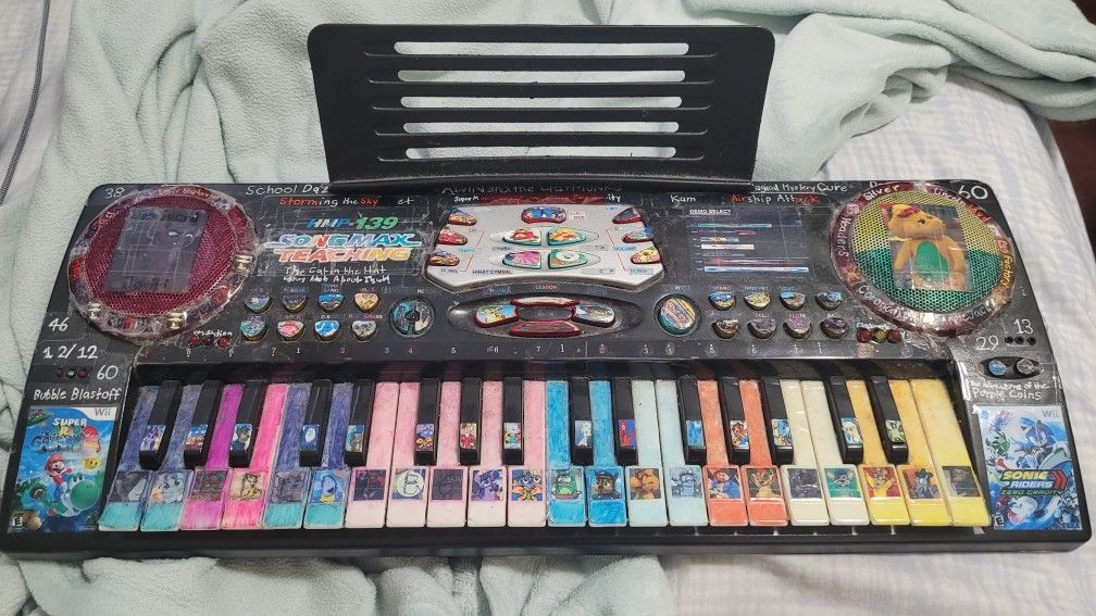 SongMax Teaching HMP-139 Synthesizer Keyboard Light Up Speakers & Keys Battery Operated