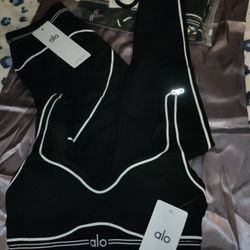Alo sets brand new ‼️size xs , small and medium , meets ups message me if interested 
     Brand New 2 piece Alo Yoga set  cropped sports bra/top