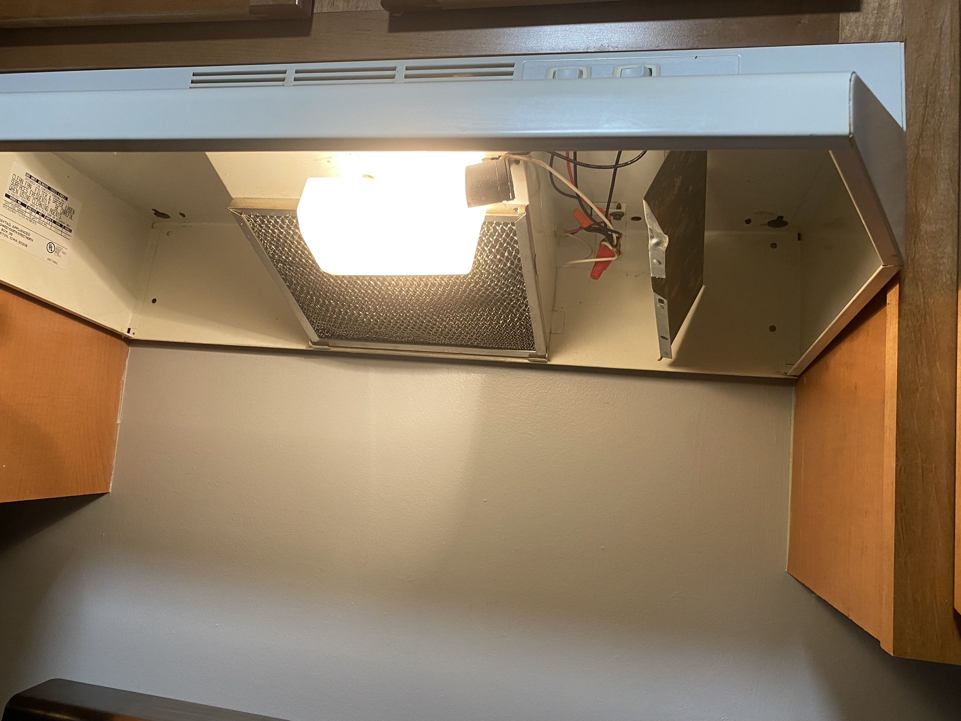 Maytag 30" Under Cabinet Range Hood W / Fan And Light