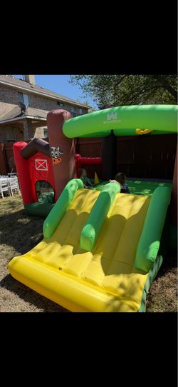 Kids blow up, bounce house with side and balls