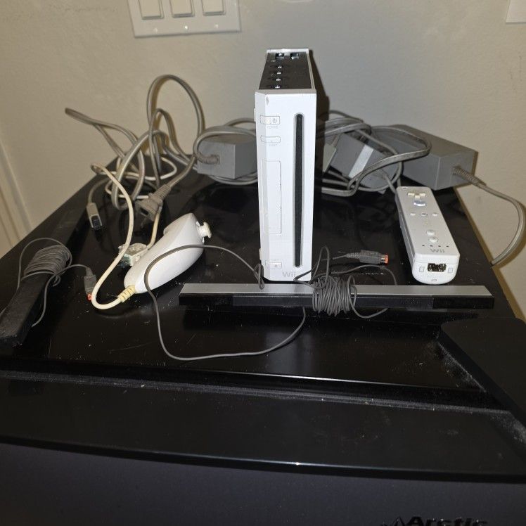Nintendo Wii Console Bundle - AS IS