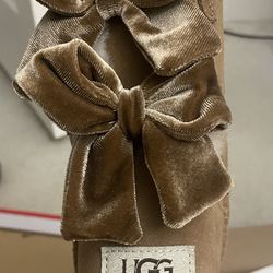 Ugg Bailey Velvet bow boot Never Worn